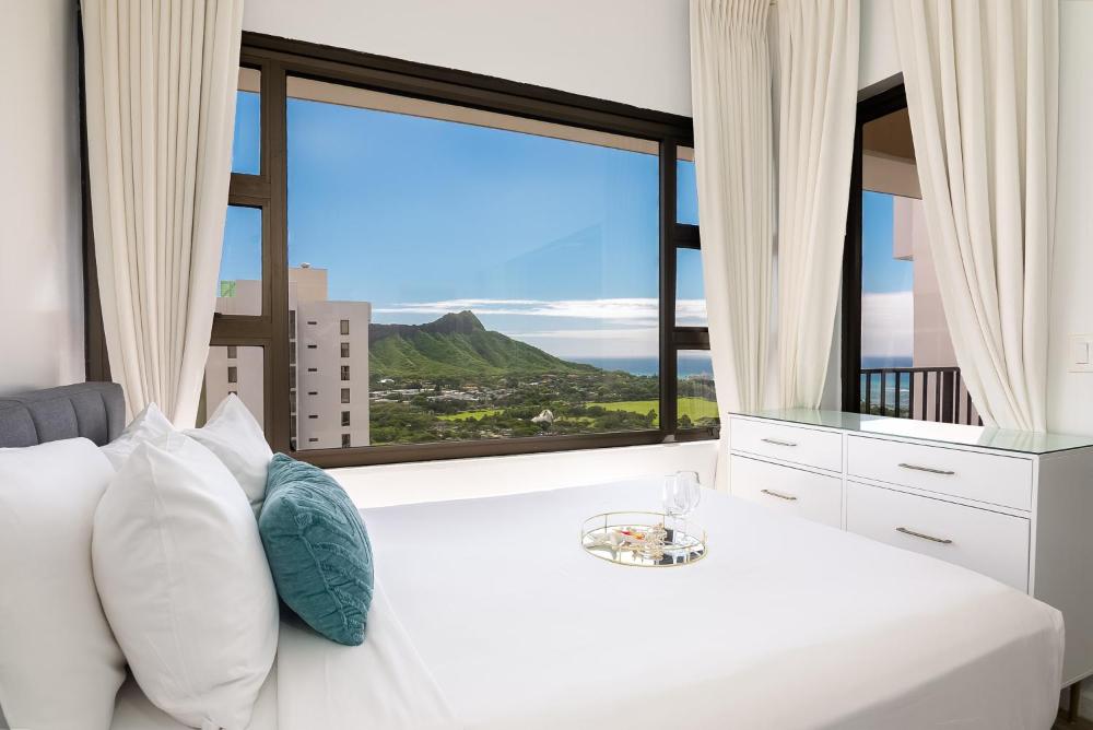 Gorgeous Oean View Penthouse at Waikiki with Parking
